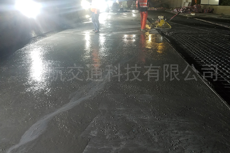 深圳木棉中橋快干水泥大面積攤鋪.jpg 深圳木棉中橋快干水泥大面積攤鋪.jpg