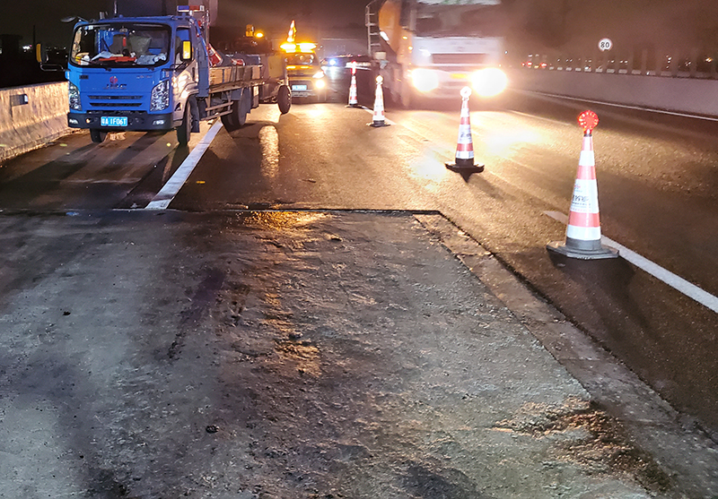 路面坑槽.jpg 路面坑槽.jpg